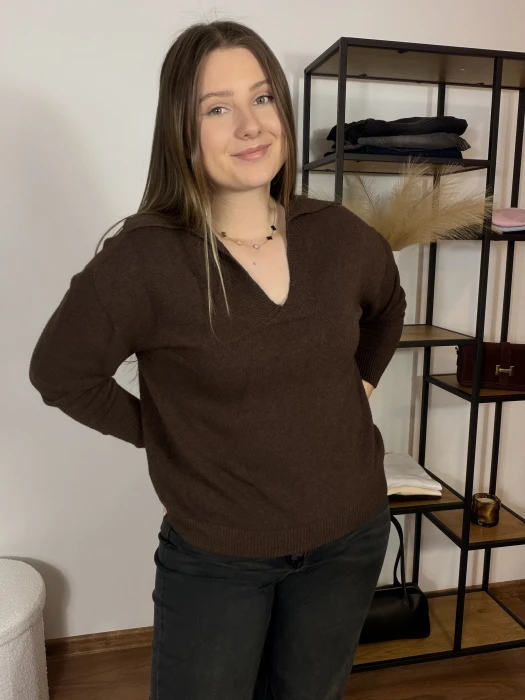 Sweter Polo z dekoltem w serek brązowy UNI
