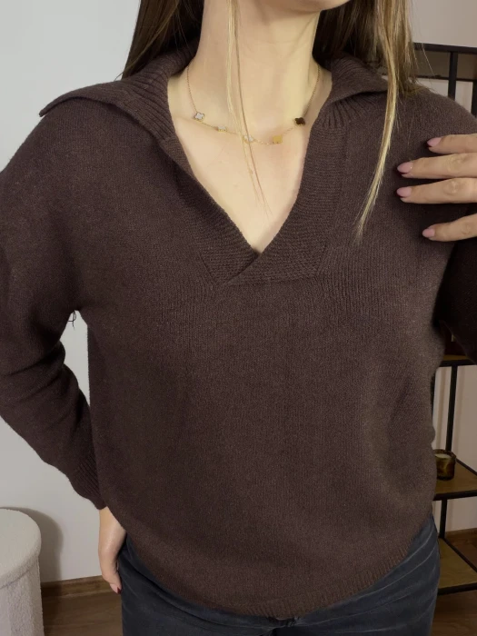 Sweter Polo z dekoltem w serek brązowy UNI