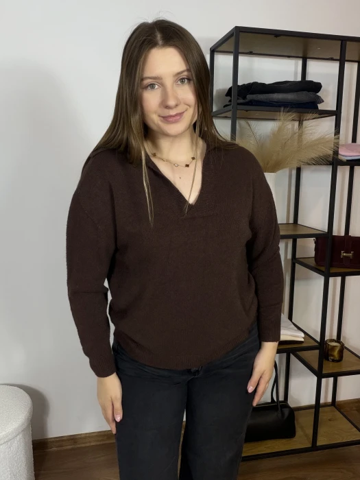 Sweter Polo z dekoltem w serek brązowy UNI