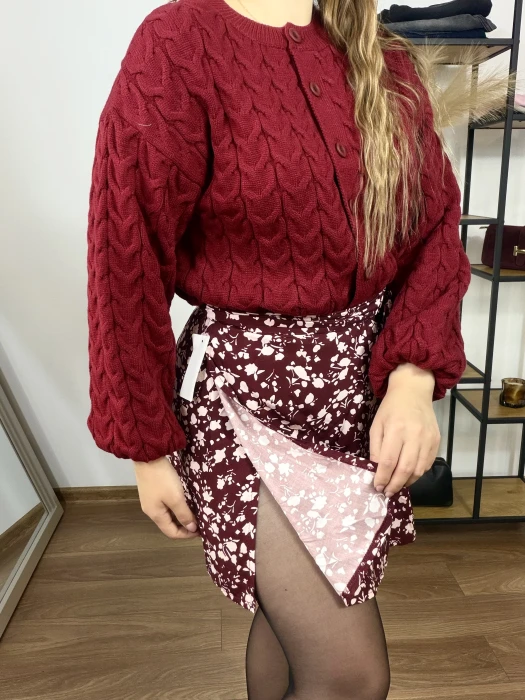 Spódnica mini o kopertowym kroju w plamki na bordowym tle Kami UNI