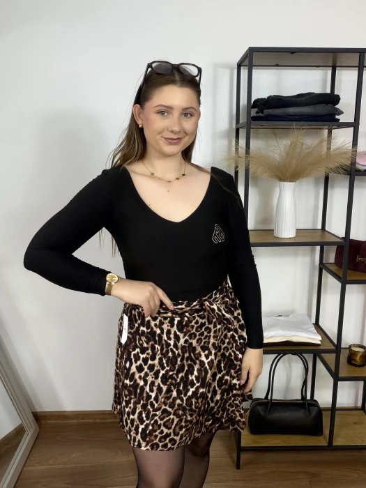 Spódnica mini o kopertowym kroju w panterkowy print Kami UNI