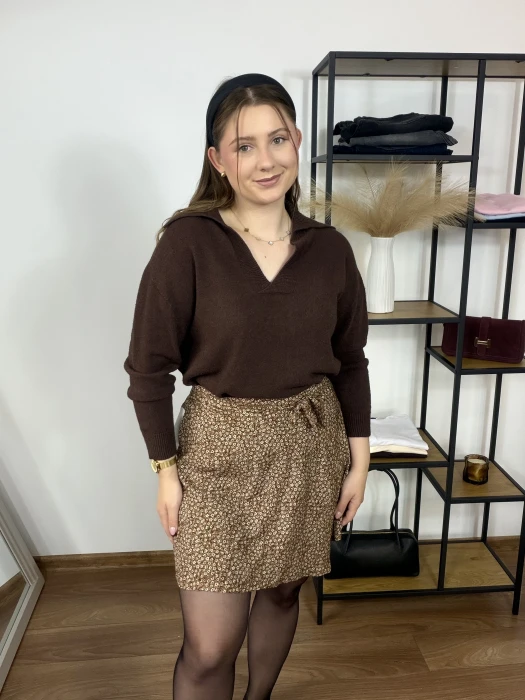 Spódnica mini o kopertowym kroju w kwiaty na beżowym tle Kami UNI