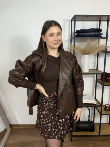 Spódnica mini o kopertowym kroju w kwiaty na brązowym tle Kami UNI