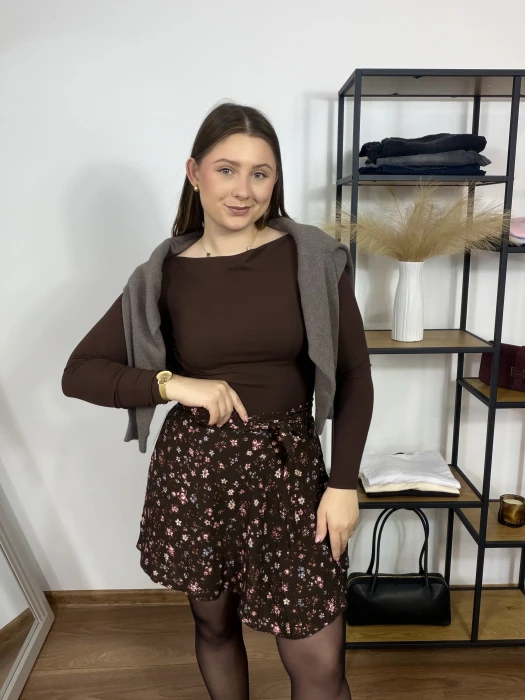Spódnica mini o kopertowym kroju w kwiaty na brązowym tle Kami UNI