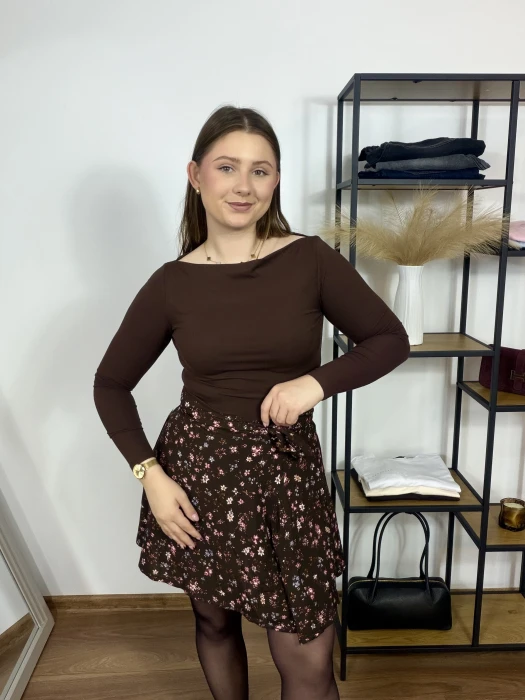 Spódnica mini o kopertowym kroju w kwiaty na brązowym tle Kami UNI