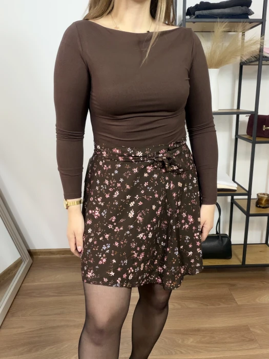 Spódnica mini o kopertowym kroju w kwiaty na brązowym tle Kami UNI