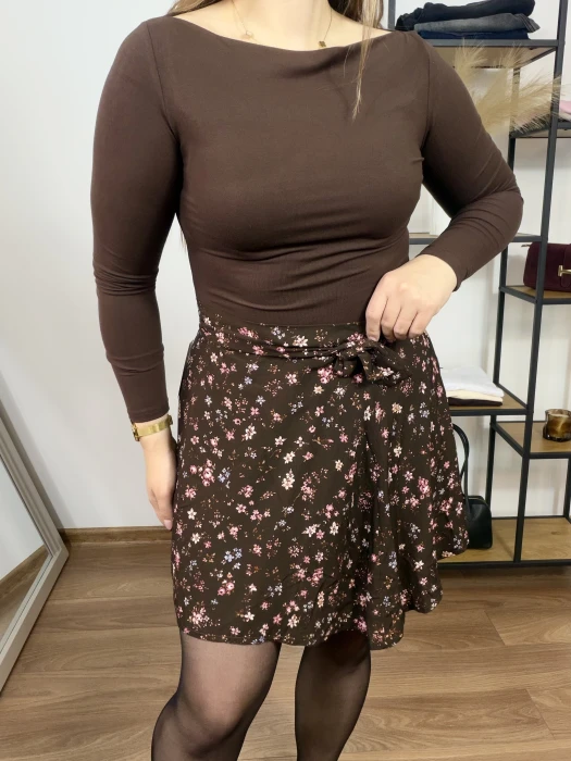 Spódnica mini o kopertowym kroju w kwiaty na brązowym tle Kami UNI