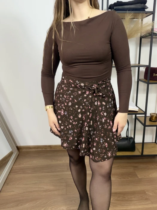 Spódnica mini o kopertowym kroju w kwiaty na brązowym tle Kami UNI