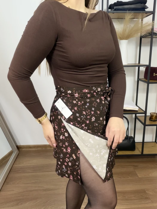 Spódnica mini o kopertowym kroju w kwiaty na brązowym tle Kami UNI