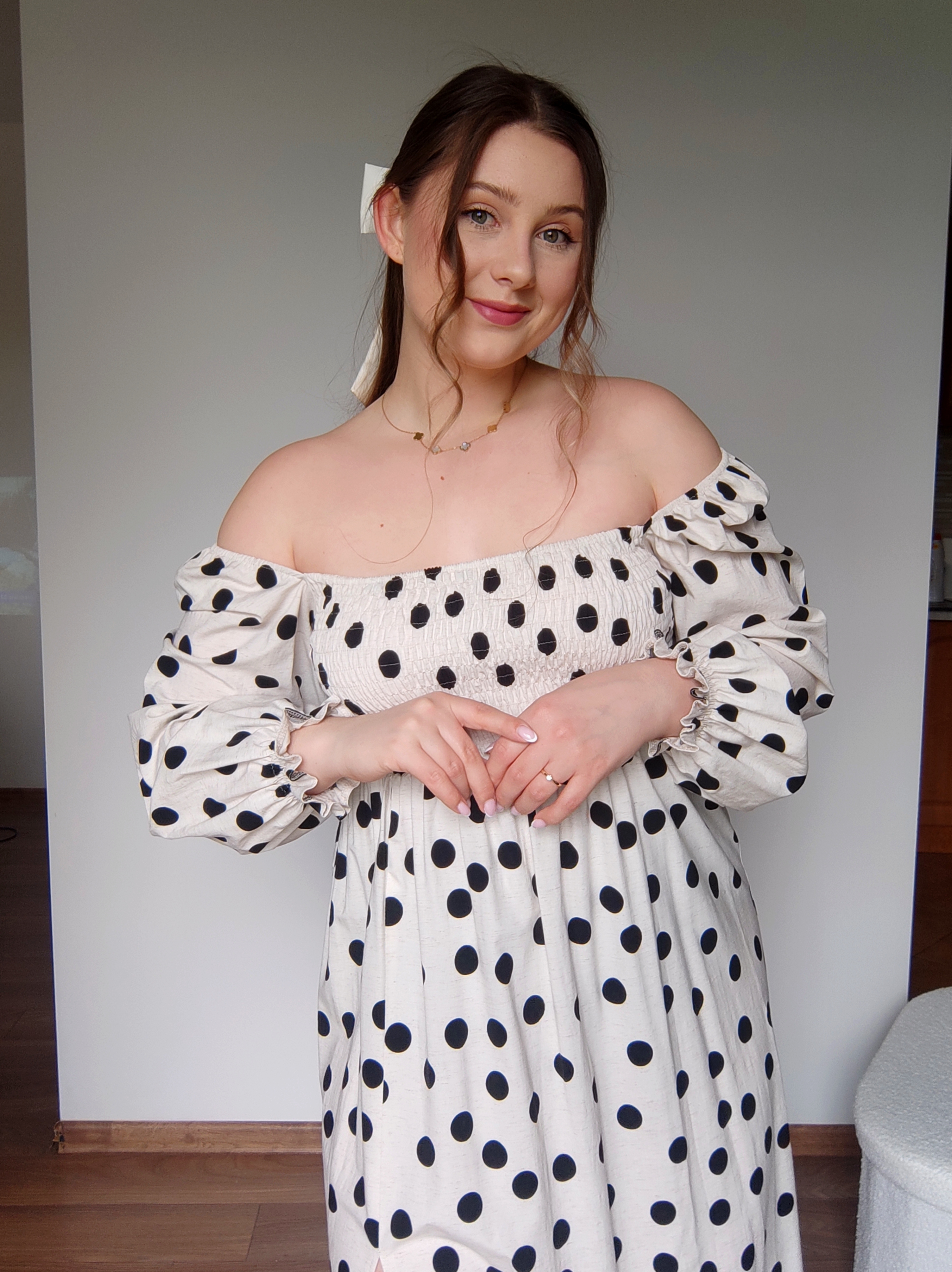 Modelka w sukience Felicji z dodatkiem lnu, sukienka midi w grochy z rozcięciem