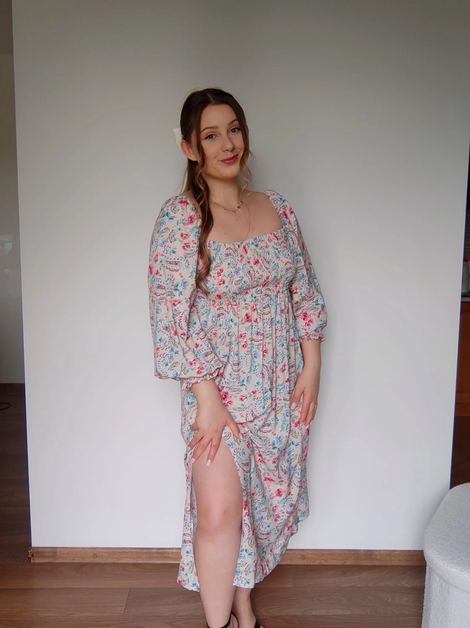 Modelka w sukience Julii hiszpance w kwiecisty print z wiskozy